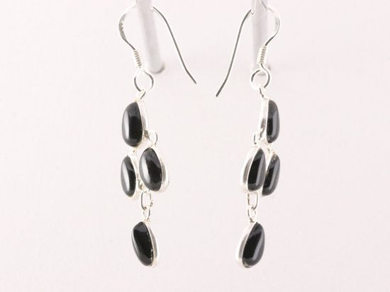 Lange fijne zilveren oorbellen met onyx afbeelding 2