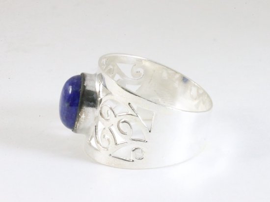 Brede opengewerkte zilveren ring met lapis lazuli afbeelding 2