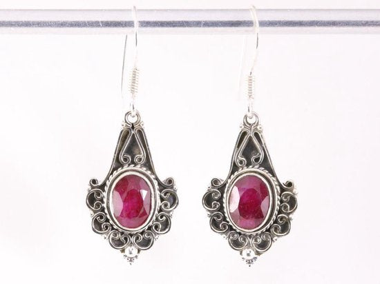 Bewerkte zilveren oorbellen met robijn afbeelding 4
