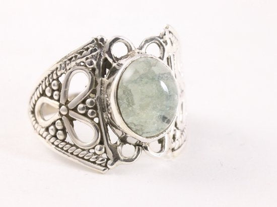 Opengewerkte zilveren ring met groene apatiet afbeelding 1
