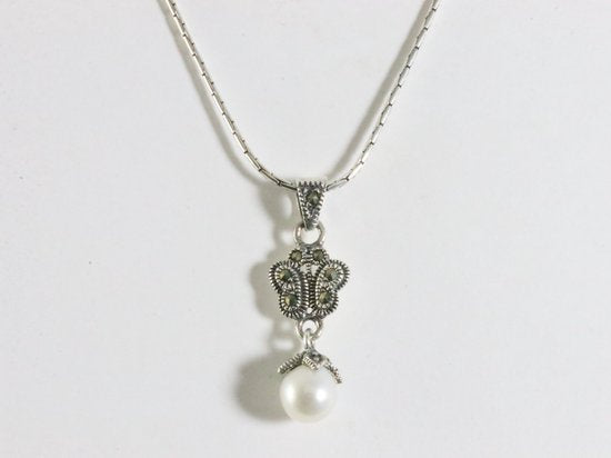 Fijne zilveren vlinder hanger met marcasiet en parel aan ketting afbeelding 4