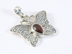 Bewerkte zilveren vlinder hanger met granaat afbeelding 2