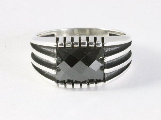 Zware bewerkte zilveren ring met gefacetteerde onyx afbeelding 4