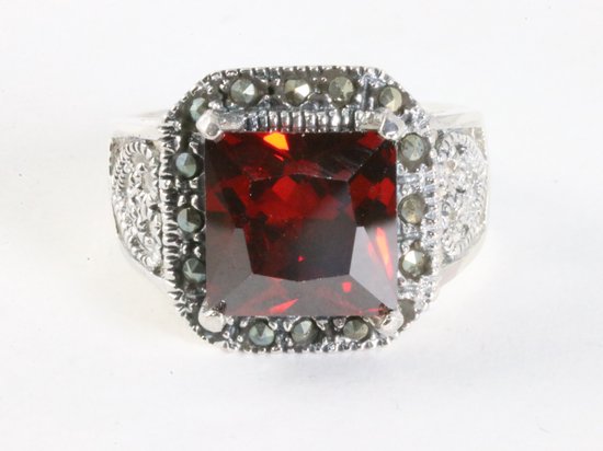 Opengewerkte zilveren ring met granaat en marcasiet afbeelding 4