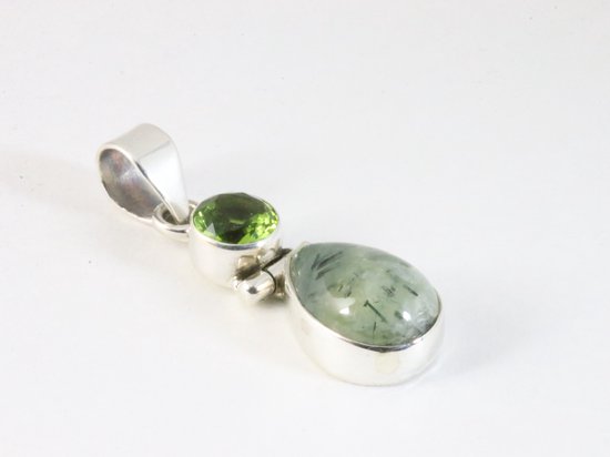 Zilveren hanger met prehniet en peridoot aan ketting afbeelding 2