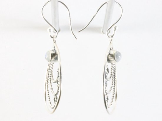 Fijne opengewerkte zilveren filigrein oorbellen met regenboog maansteen afbeelding 2