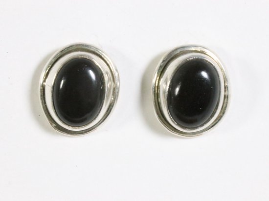 Fijne ovale zilveren oorstekers met onyx afbeelding 2
