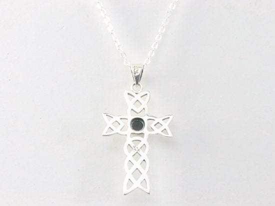 Opengewerkte zilveren kruishanger met onyx aan ketting afbeelding 3