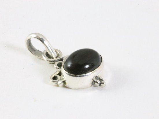Fijne bewerkte zilveren hanger met onyx aan ketting afbeelding 2