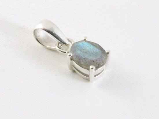 Fijne zilveren hanger met labradoriet aan ketting afbeelding 2