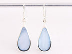 Grote druppelvormige zilveren oorbellen met blauwe schelp afbeelding 3