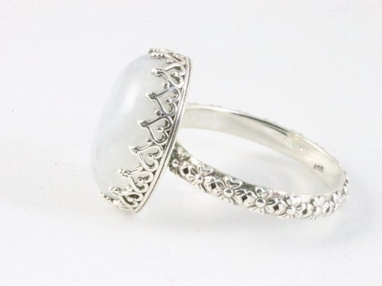 Bewerkte zilveren ring met regenboog maansteen afbeelding 2