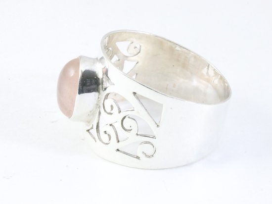 Opengewerkte zilveren ring met rozenkwarts afbeelding 2