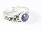 Bewerkte zilveren ring met blauwe saffier afbeelding 1