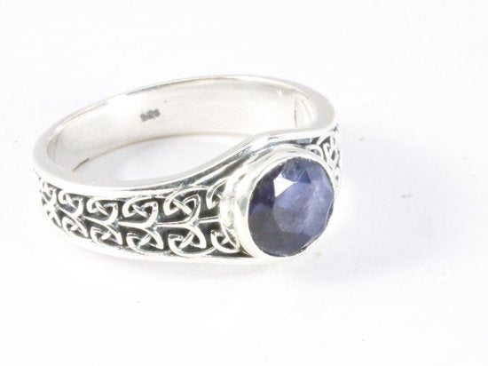 Bewerkte zilveren ring met blauwe saffier afbeelding 1