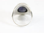 Bewerkte zilveren ring met blauwe saffier afbeelding 3