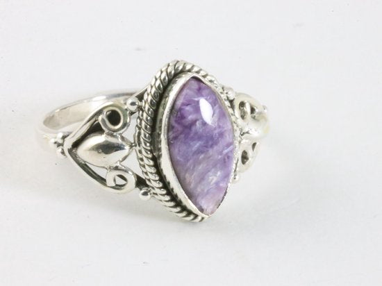 Fijne bewerkte zilveren ring met paarse charoiet afbeelding 1