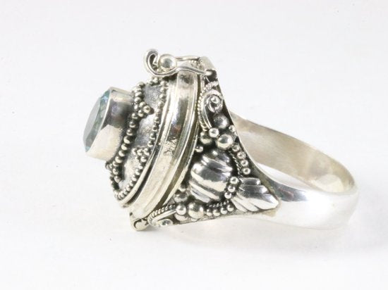 Traditionele bewerkte zilveren gifring met blauwe topaas afbeelding 2