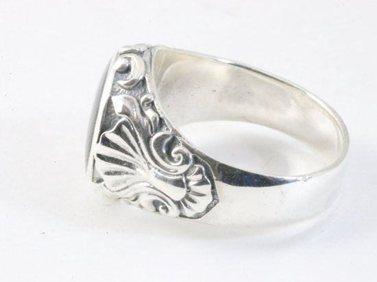 Zware bewerkte zilveren ring met onyx afbeelding 2