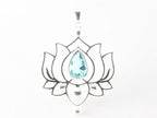 Opengewerkte zilveren lotus hanger met blauwe topaas afbeelding 4