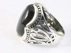 Zware bewerkte zilveren ring met onyx afbeelding 2