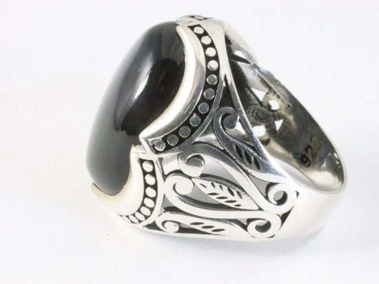 Zware bewerkte zilveren ring met onyx afbeelding 2