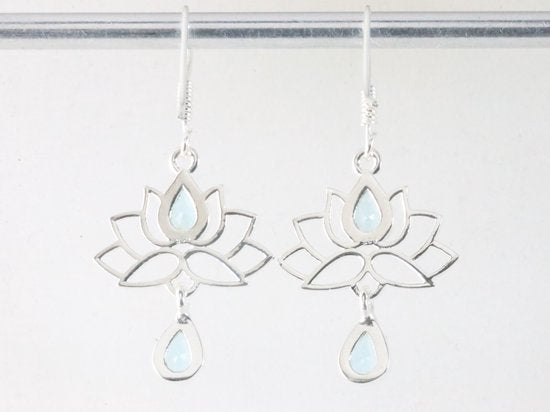 Zilveren lotus oorbellen met blauwe topaas afbeelding 2