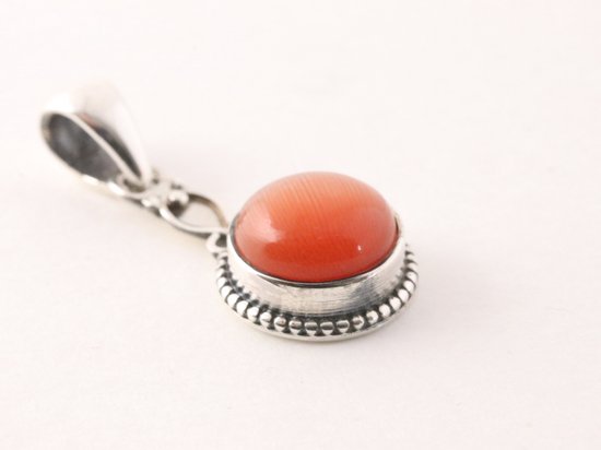 Fijne bewerkte zilveren hanger met rode vuuropaal aan ketting afbeelding 2