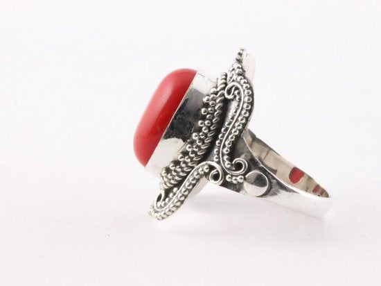 Bewerkte zilveren ring met rode koraal steen afbeelding 3