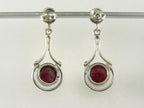 Opengewerkte zilveren oorstekers met robijn afbeelding 3