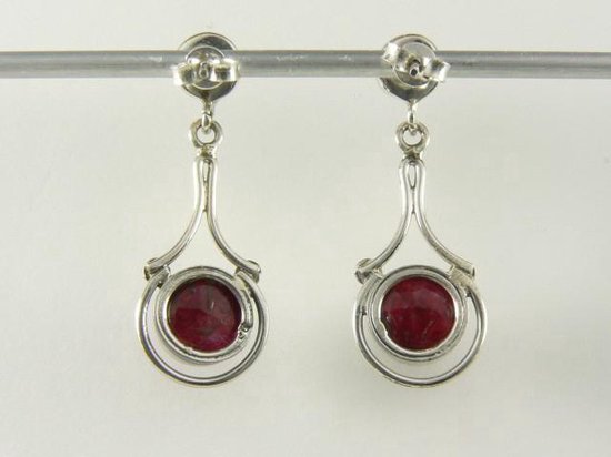 Opengewerkte zilveren oorstekers met robijn afbeelding 3