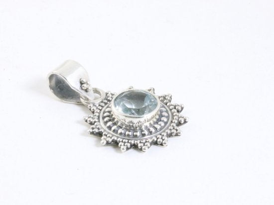 Fijne bewerkte ronde zilveren hanger met blauwe topaas aan ketting afbeelding 2