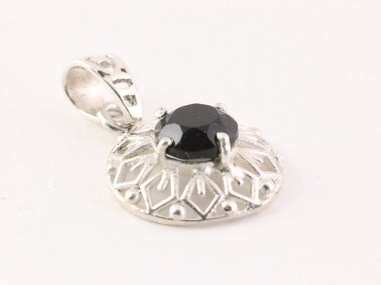 Fijne ronde opengewerkte zilveren hanger met onyx aan ketting afbeelding 2