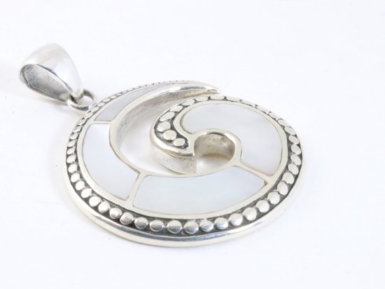 Bewerkte zilveren hanger met parelmoer aan ketting afbeelding 2