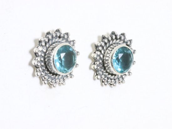 Bewerkte zilveren oorstekers met blauwe topaas afbeelding 2