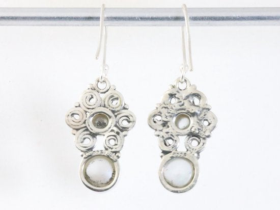 Bewerkte zilveren oorbellen met parel afbeelding 2