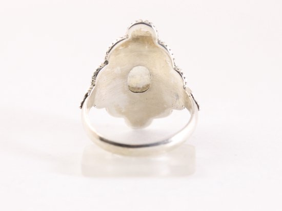 Bewerkte zilveren ring met regenboog maansteen afbeelding 3