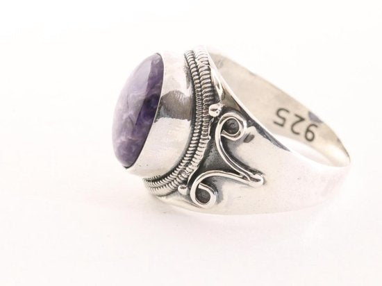 Bewerkte zilveren ring met charoiet afbeelding 2