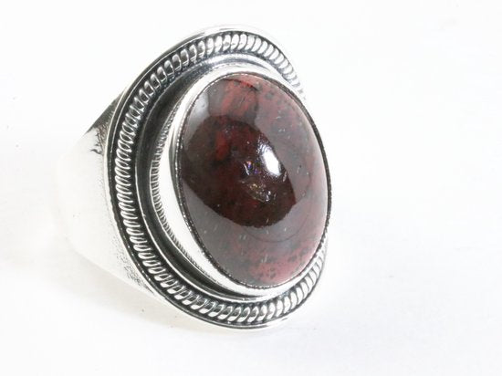 Bewerkte zilveren ring met granaat afbeelding 1