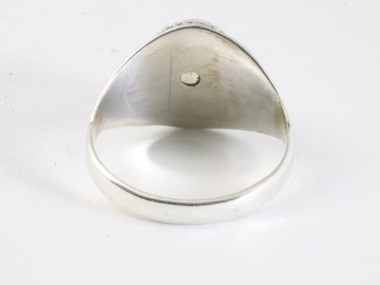 Bewerkte zilveren ring met regenboog maansteen afbeelding 3