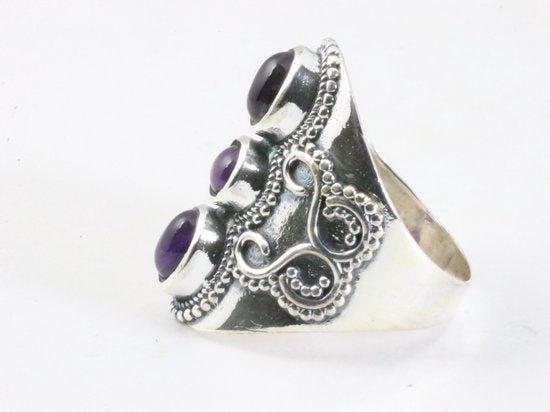 Zware bewerkte zilveren ring met 3 amethist stenen afbeelding 2