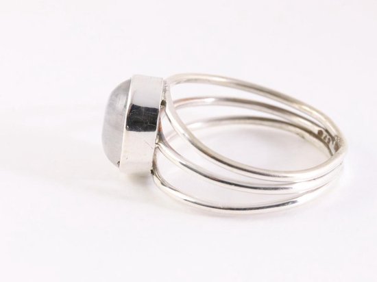 Opengewerkte zilveren ring met regenboog maansteen afbeelding 2