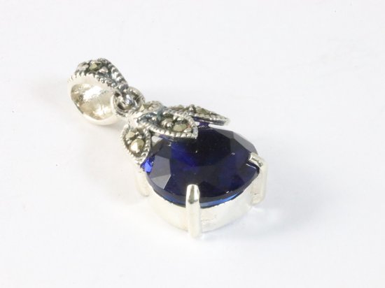 Fijne zilveren hanger met blauwe saffier en marcasiet aan ketting afbeelding 2