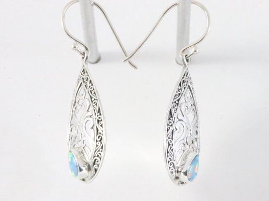 Traditionele opengewerkte zilveren oorbellen met Australische opaal afbeelding 2