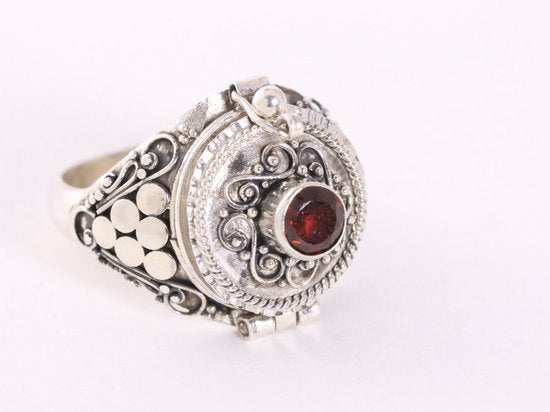 Traditionele bewerkte zilveren gifring met granaat afbeelding 1