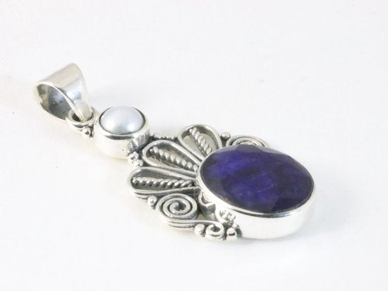 Opengewerkte zilveren hanger met blauwe saffier en parel afbeelding 2