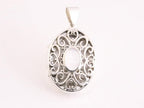 Opengewerkt ovaal zilveren medaillon met parelmoer afbeelding 4