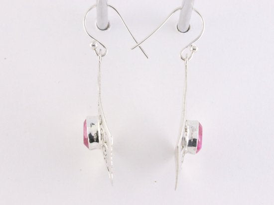 Opengewerkte zilveren oorbellen met robijn afbeelding 2