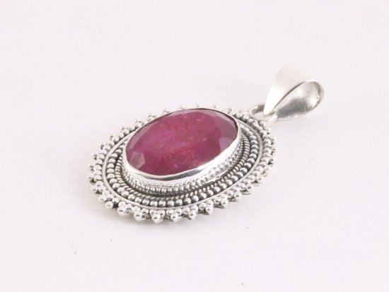 Bewerkte zilveren hanger met robijn aan vossenstaart ketting afbeelding 2