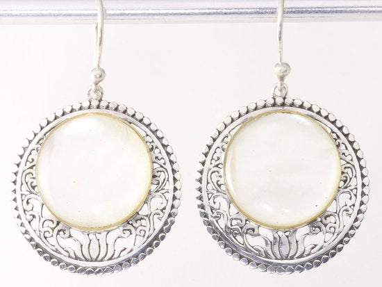 Ronde opengewerkte zilveren oorbellen met parelmoer afbeelding 1